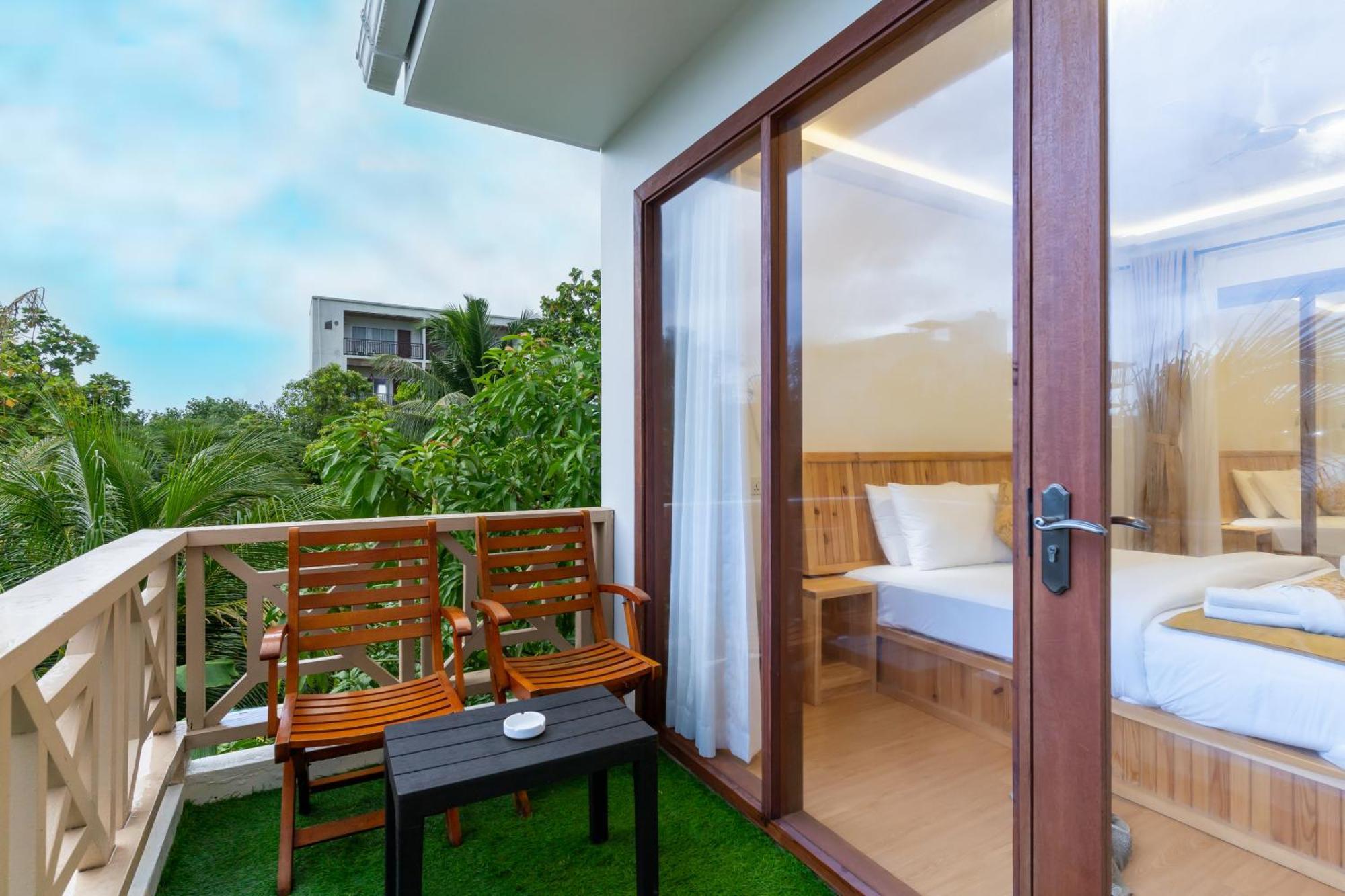 Ostrov Palm Hotel Ukulhas Island Exterior photo